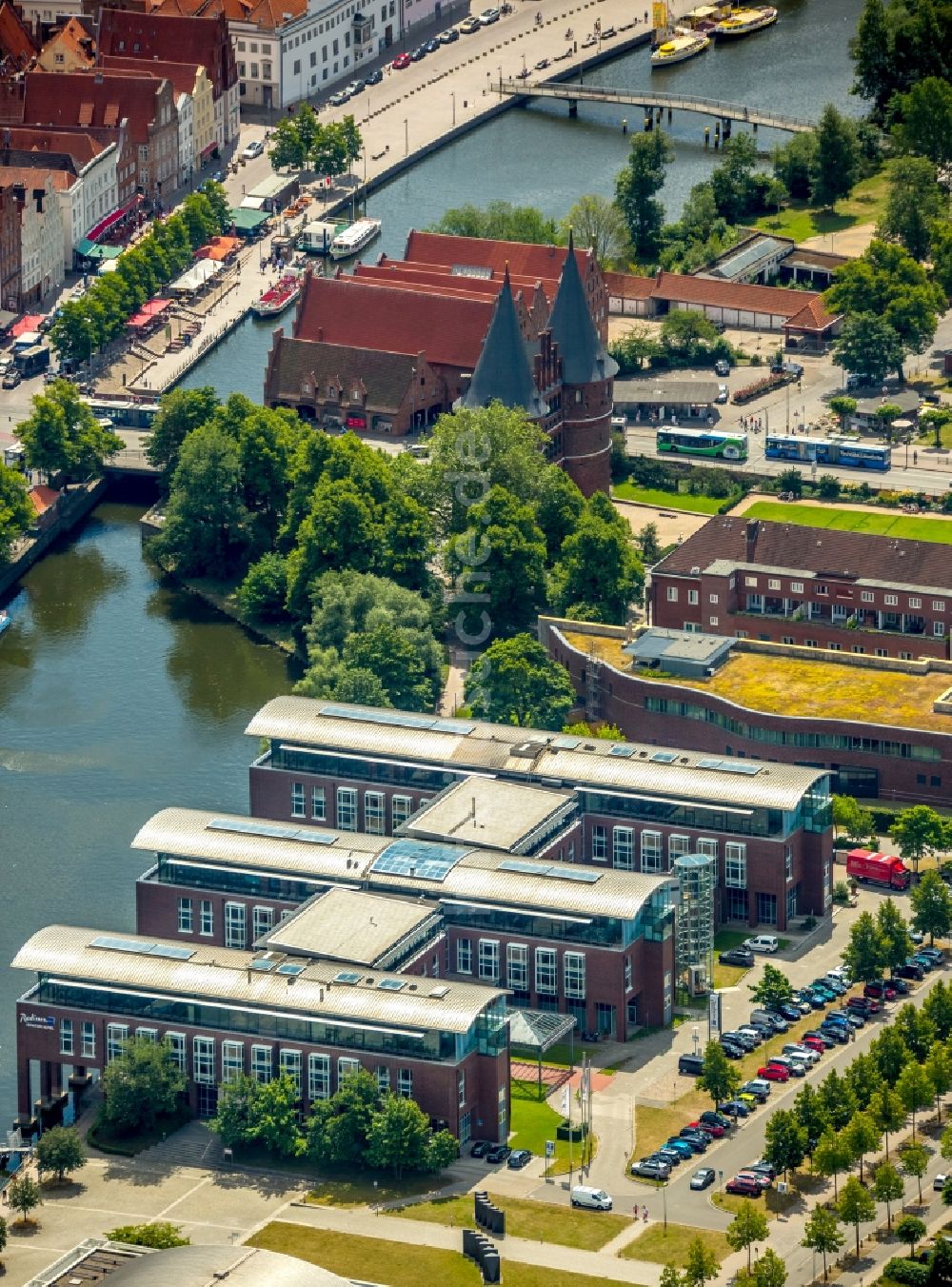 Lübeck von oben - Gebäudekomplex der Hotelanlage Radisson Blu in Lübeck im Bundesland Schleswig-Holstein