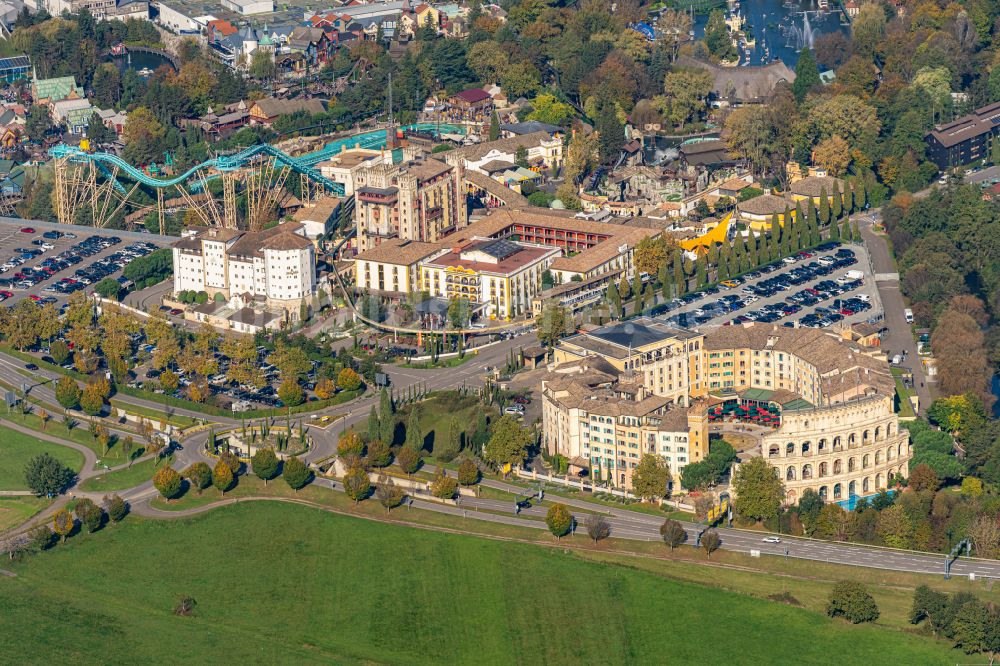 Rust von oben - Gebäudekomplex der Hotelanlage Resort Colosseo und El Andaluz im Europa-Park in Rust im Bundesland Baden-Württemberg, Deutschland