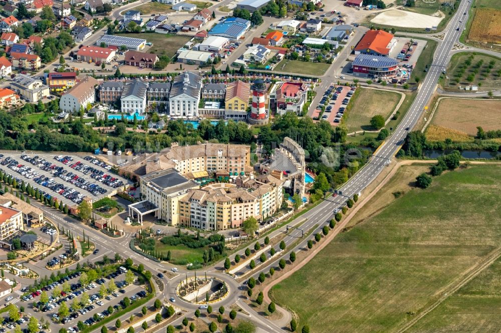 Luftaufnahme Rust - Gebäudekomplex der Hotelanlage Resort Colosseo und Bell Rock im Europa-Park in Rust im Bundesland Baden-Württemberg, Deutschland