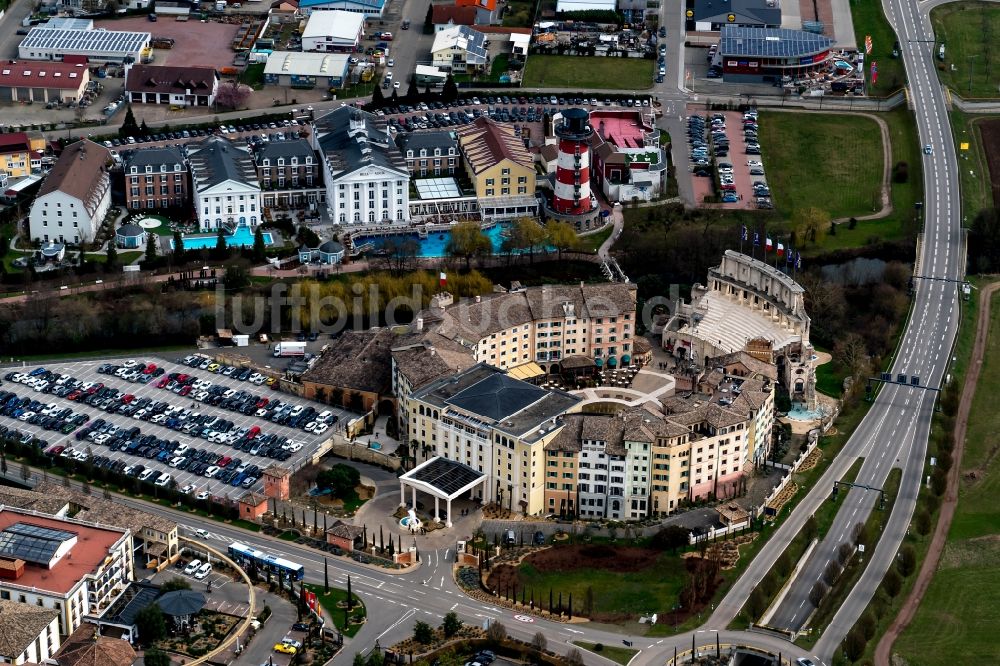 Rust von oben - Gebäudekomplex der Hotelanlage Resort Colosseo im Europa-Park in Rust im Bundesland Baden-Württemberg, Deutschland