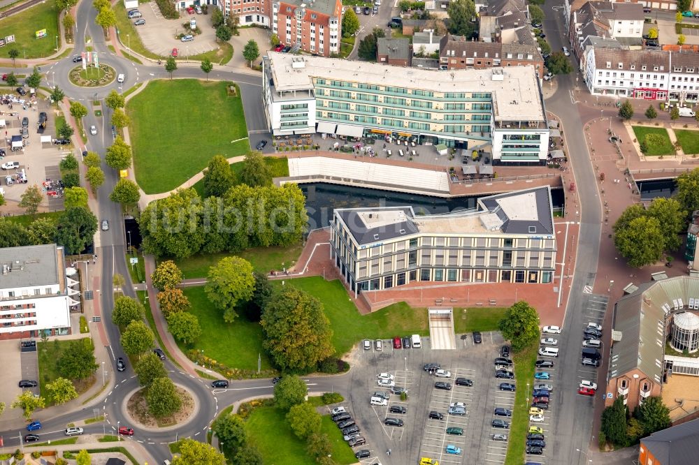 Kleve von oben - Gebäudekomplex der Hotelanlage The Rilano Hotel Cleve City an der Bensdorpstraße in Kleve im Bundesland Nordrhein-Westfalen, Deutschland