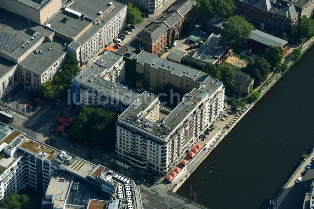 Luftbild Berlin - Gebäudekomplex der Hotelanlage des Riverside Hotel an der Friedrichstraße im Ortsteil Mitte in Berlin, Deutschland