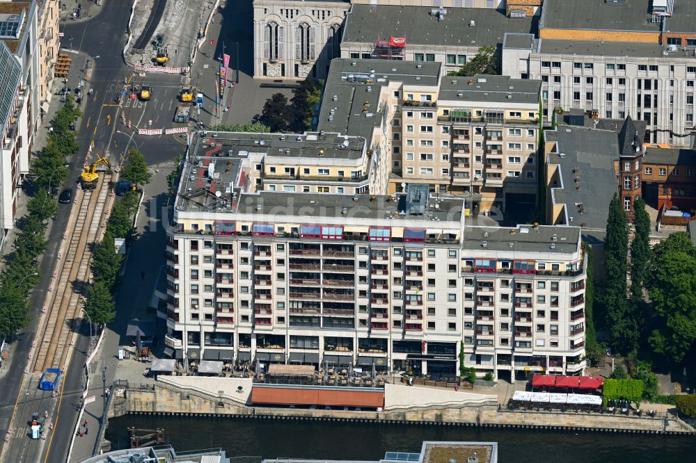 Luftbild Berlin - Gebäudekomplex der Hotelanlage des Riverside Hotel im Ortsteil Mitte in Berlin, Deutschland