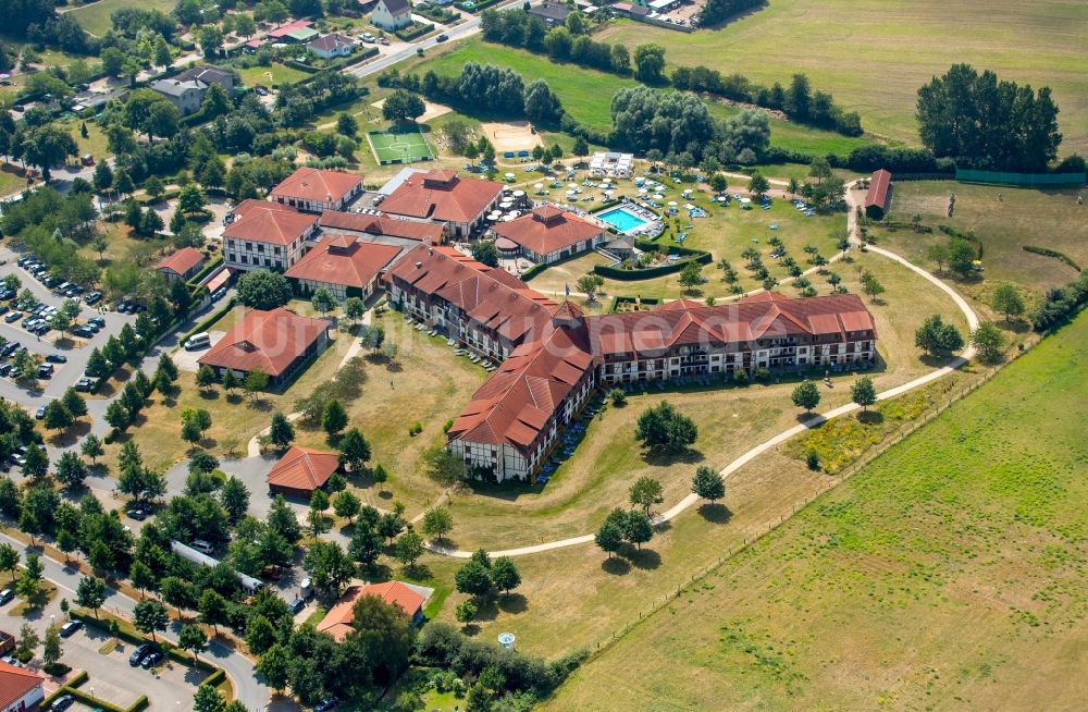 Göhren-Lebbin aus der Vogelperspektive: Gebäudekomplex der Hotelanlage Robinson Club Fleesensee in Göhren-Lebbin im Bundesland Mecklenburg-Vorpommern