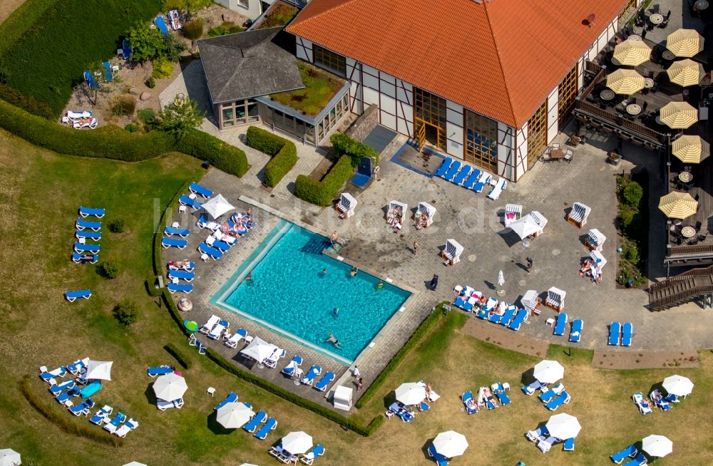 Luftaufnahme Göhren-Lebbin - Gebäudekomplex der Hotelanlage Robinson Club Fleesensee mit Schwimmbecken in Göhren-Lebbin im Bundesland Mecklenburg-Vorpommern