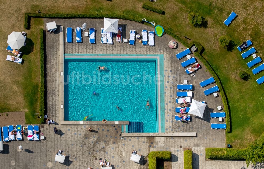 Göhren-Lebbin von oben - Gebäudekomplex der Hotelanlage Robinson Club Fleesensee mit Schwimmbecken in Göhren-Lebbin im Bundesland Mecklenburg-Vorpommern