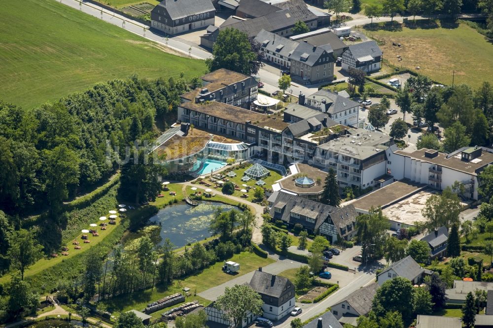 Schmallenberg aus der Vogelperspektive: Gebäudekomplex der Hotelanlage des Romantik- und Welnesshotel Deimann in Schmallenberg im Bundesland Nordrhein-Westfalen