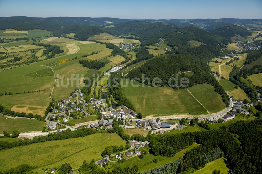 Luftaufnahme Schmallenberg - Gebäudekomplex der Hotelanlage des Romantik- und Welnesshotel Deimann in Schmallenberg im Bundesland Nordrhein-Westfalen