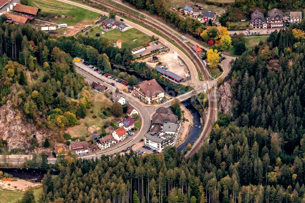 Luftaufnahme Klosterreichenbach - Gebäudekomplex der Hotelanlage Romantikhotel Sackmann in Klosterreichenbach im Bundesland Baden-Württemberg, Deutschland