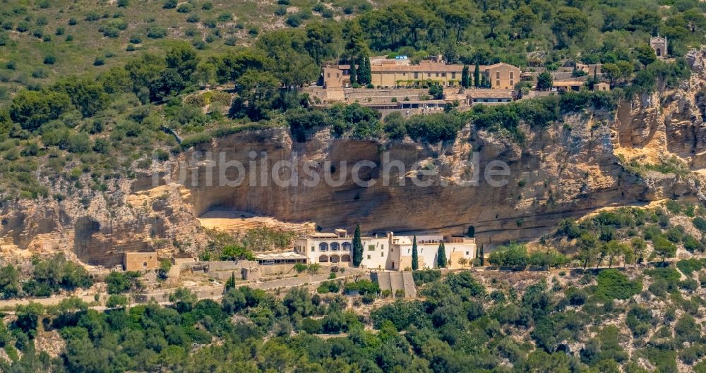 Algaida von oben - Gebäudekomplex der Hotelanlage Santuari de Gracia in Algaida in Balearische Insel Mallorca, Spanien