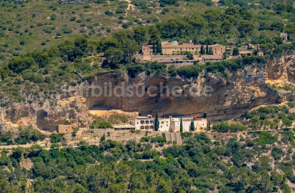 Algaida aus der Vogelperspektive: Gebäudekomplex der Hotelanlage Santuari de Gracia in Algaida in Balearische Insel Mallorca, Spanien