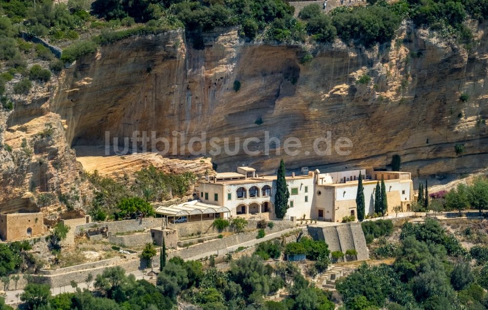 Algaida aus der Vogelperspektive: Gebäudekomplex der Hotelanlage Santuari de Gracia in Algaida in Balearische Insel Mallorca, Spanien