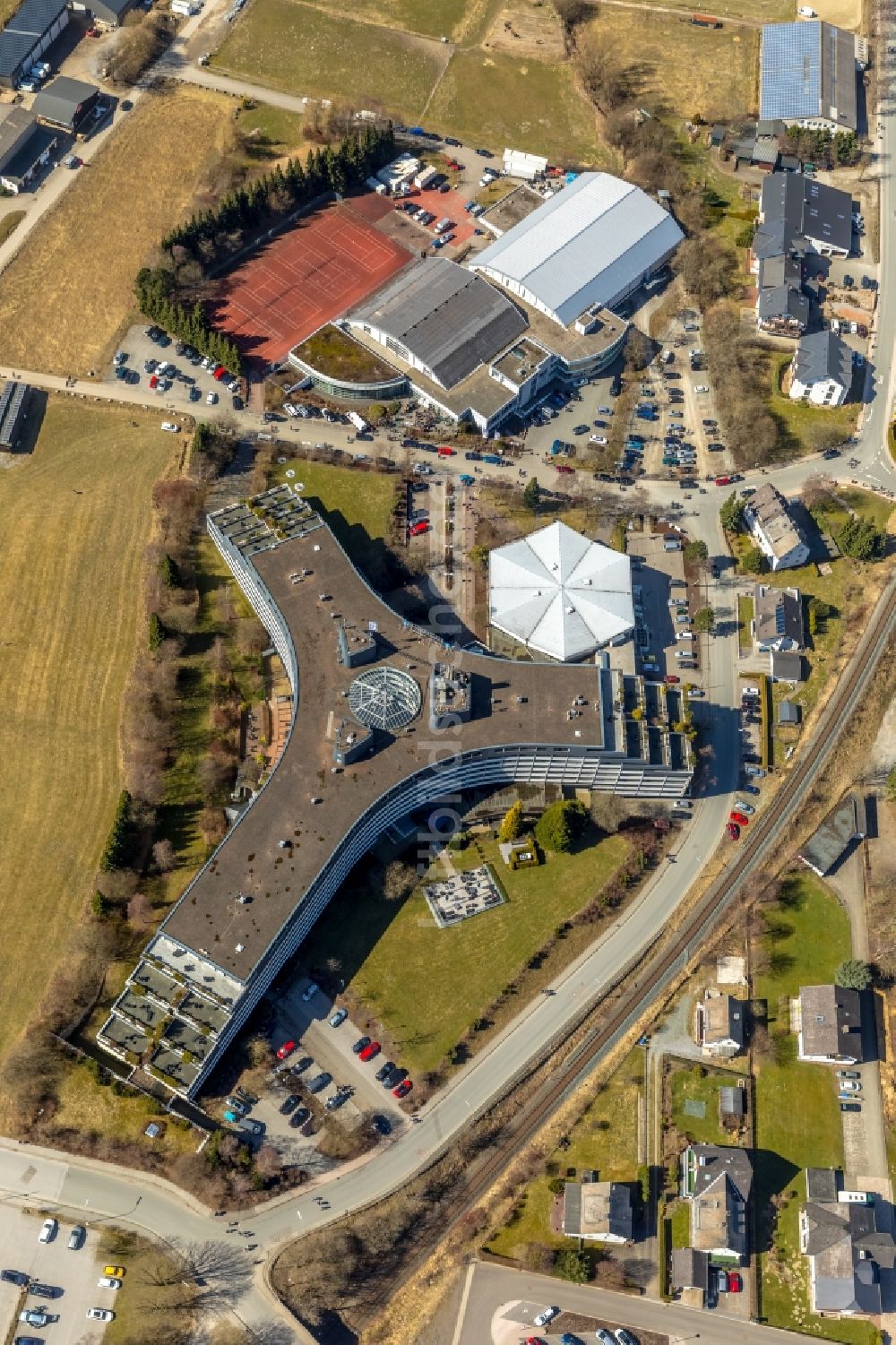 Willingen (Upland) aus der Vogelperspektive: Gebäudekomplex der Hotelanlage Sauerland Stern Hotel am Kneippweg in Willingen im Bundesland Hessen, Deutschland