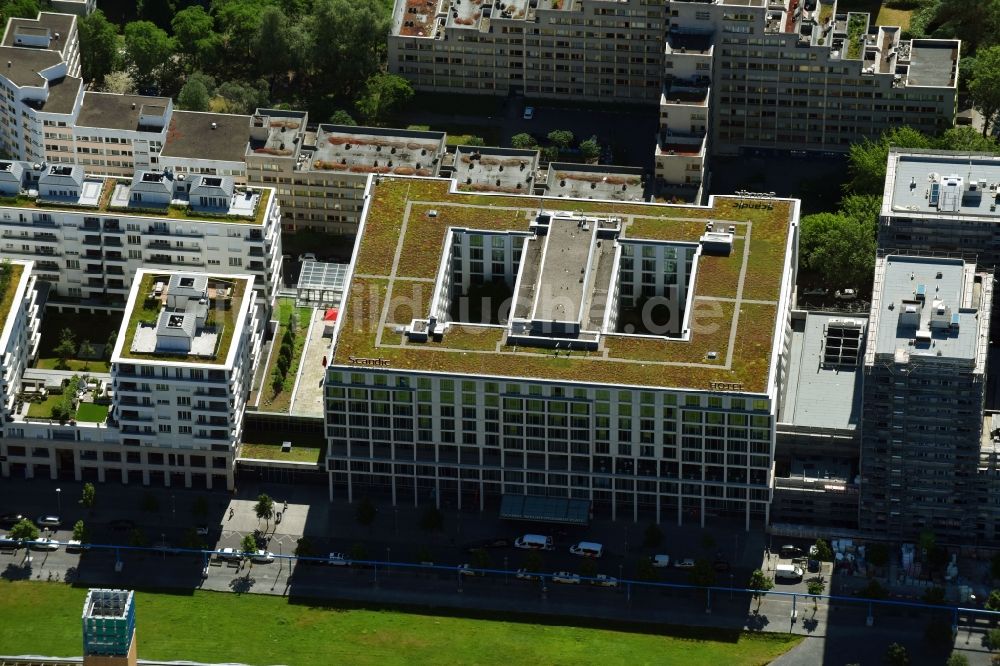 Luftaufnahme Berlin - Gebäudekomplex der Hotelanlage Scandic Berlin Potsdamer Platz an der Gabriele-Tergit-Promenade im Ortsteil Mitte in Berlin, Deutschland