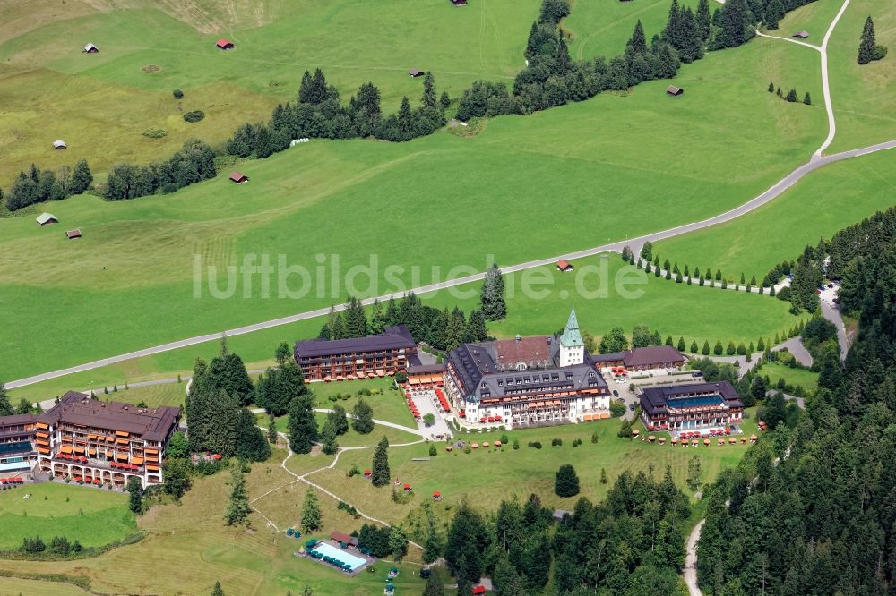 Krün aus der Vogelperspektive: Gebäudekomplex der Hotelanlage Schloss Elmau bei Klais im Landkreis Garmisch-Partenkirchen im Bundesland Bayern