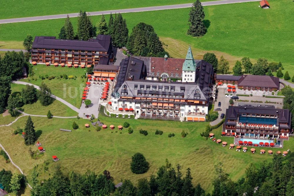 Luftbild Krün - Gebäudekomplex der Hotelanlage Schloss Elmau bei Klais im Landkreis Garmisch-Partenkirchen im Bundesland Bayern