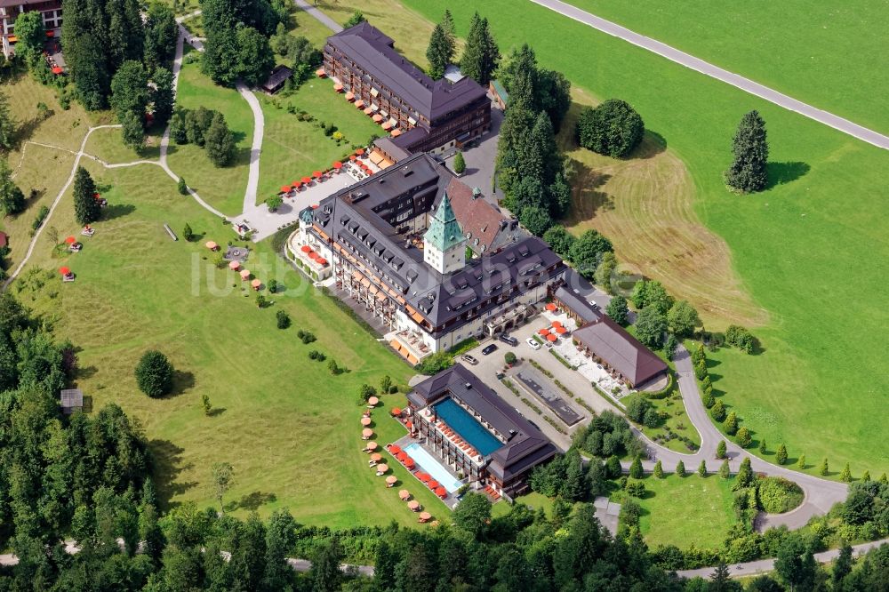 Luftaufnahme Krün - Gebäudekomplex der Hotelanlage Schloss Elmau bei Klais im Landkreis Garmisch-Partenkirchen im Bundesland Bayern