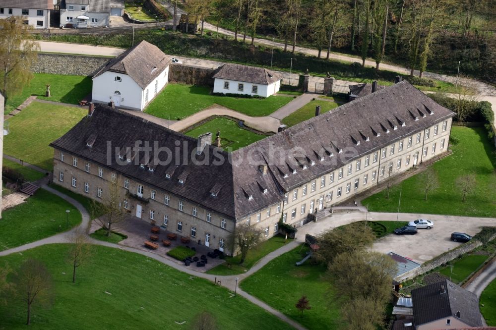 Brakel von oben - Gebäudekomplex der Hotelanlage Schloß Gehrden an der Schloßstraße in Brakel im Bundesland Nordrhein-Westfalen