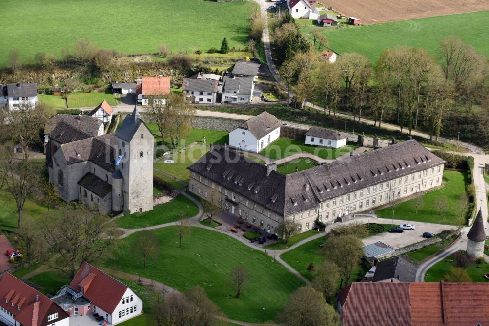 Brakel aus der Vogelperspektive: Gebäudekomplex der Hotelanlage Schloß Gehrden an der Schloßstraße in Brakel im Bundesland Nordrhein-Westfalen