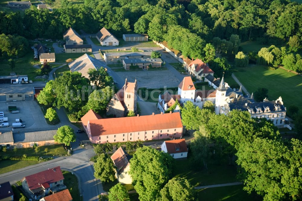 Liebenberg von oben - Gebäudekomplex der Hotelanlage Schloss und Gut Liebenberg in Liebenberg im Bundesland Brandenburg, Deutschland