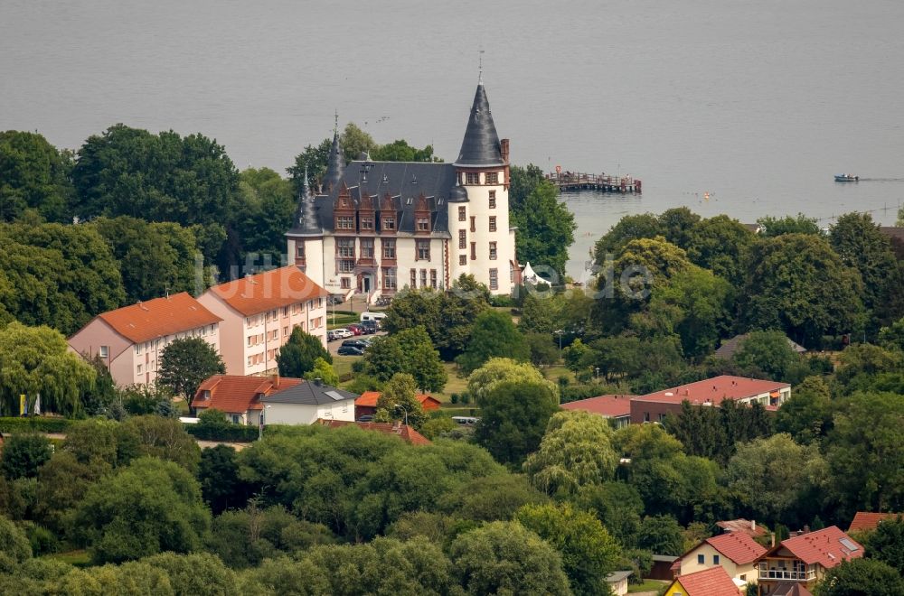 Klink von oben - Gebäudekomplex der Hotelanlage Schloss Klink an der Müritz in Klink im Bundesland Mecklenburg-Vorpommern