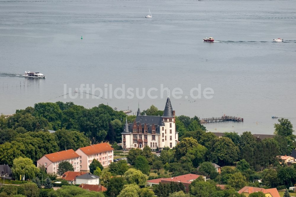 Luftaufnahme Klink - Gebäudekomplex der Hotelanlage Schloss Klink an der Müritz in Klink im Bundesland Mecklenburg-Vorpommern