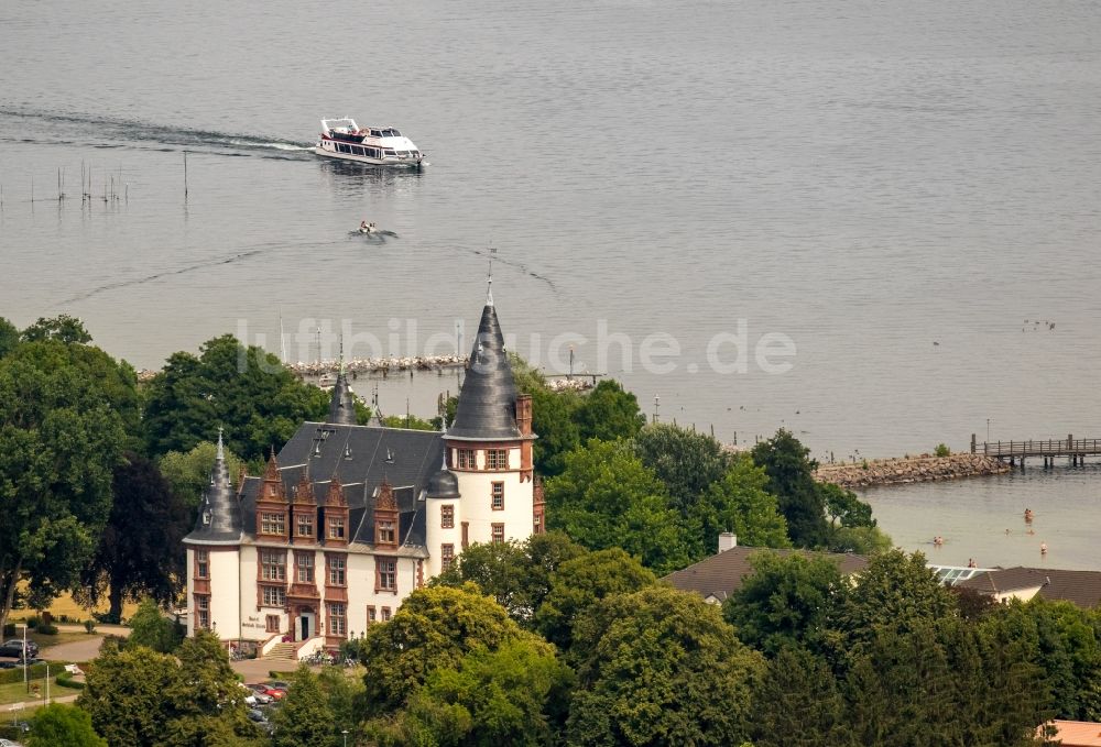 Klink von oben - Gebäudekomplex der Hotelanlage Schloss Klink an der Müritz in Klink im Bundesland Mecklenburg-Vorpommern