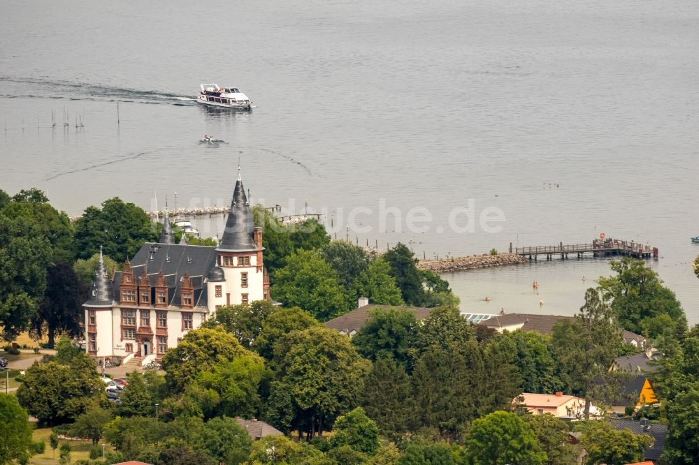 Luftaufnahme Klink - Gebäudekomplex der Hotelanlage Schloss Klink an der Müritz in Klink im Bundesland Mecklenburg-Vorpommern