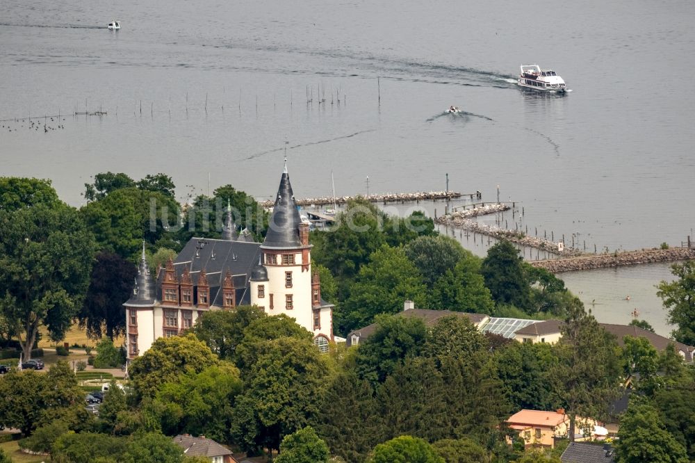 Klink von oben - Gebäudekomplex der Hotelanlage Schloss Klink an der Müritz in Klink im Bundesland Mecklenburg-Vorpommern