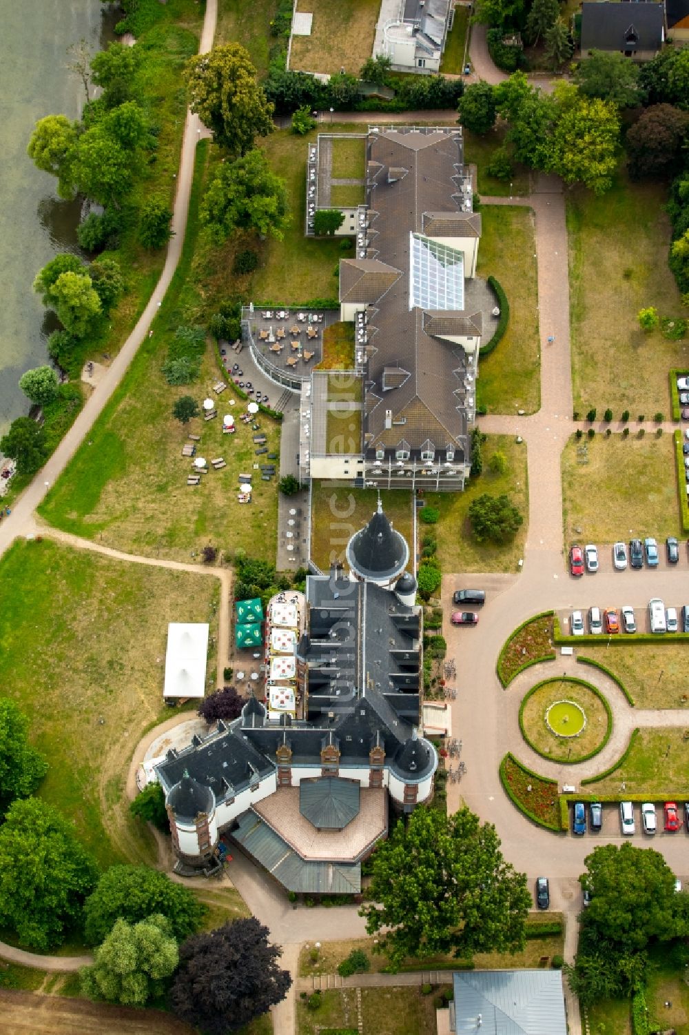 Klink aus der Vogelperspektive: Gebäudekomplex der Hotelanlage Schloss Klink an der Müritz in Klink im Bundesland Mecklenburg-Vorpommern