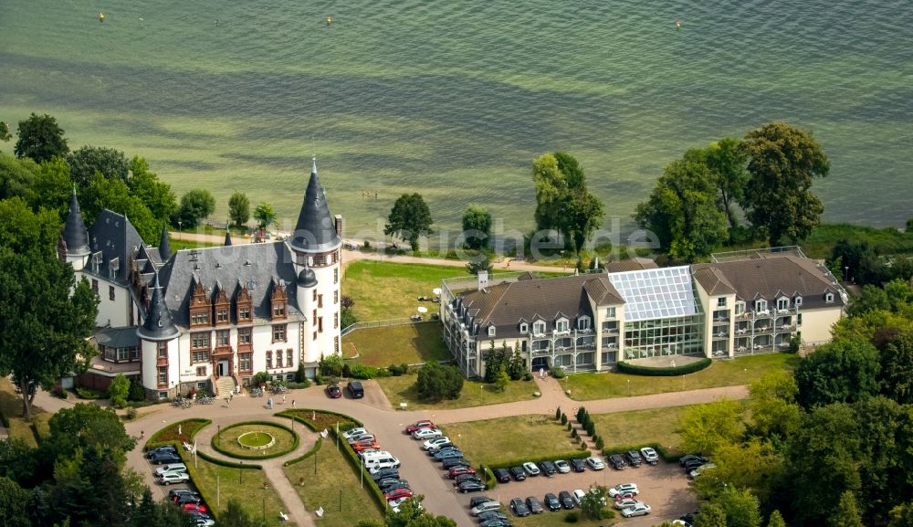 Luftaufnahme Klink - Gebäudekomplex der Hotelanlage Schloss Klink an der Müritz in Klink im Bundesland Mecklenburg-Vorpommern