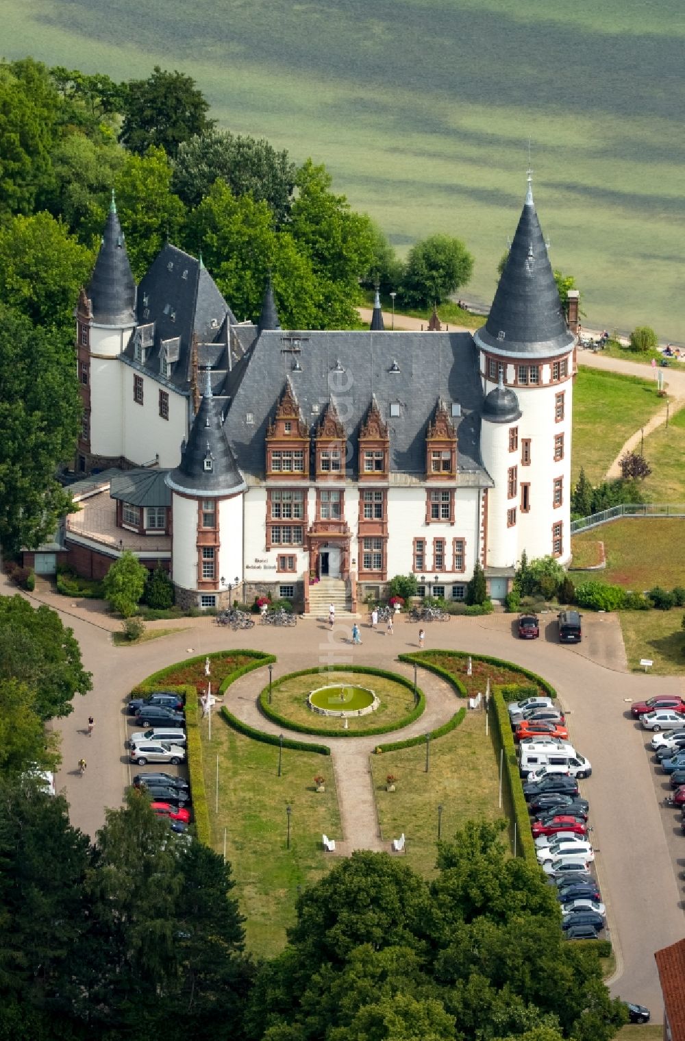 Klink von oben - Gebäudekomplex der Hotelanlage Schloss Klink an der Müritz in Klink im Bundesland Mecklenburg-Vorpommern