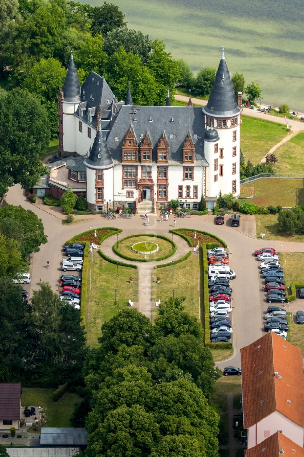 Klink aus der Vogelperspektive: Gebäudekomplex der Hotelanlage Schloss Klink an der Müritz in Klink im Bundesland Mecklenburg-Vorpommern