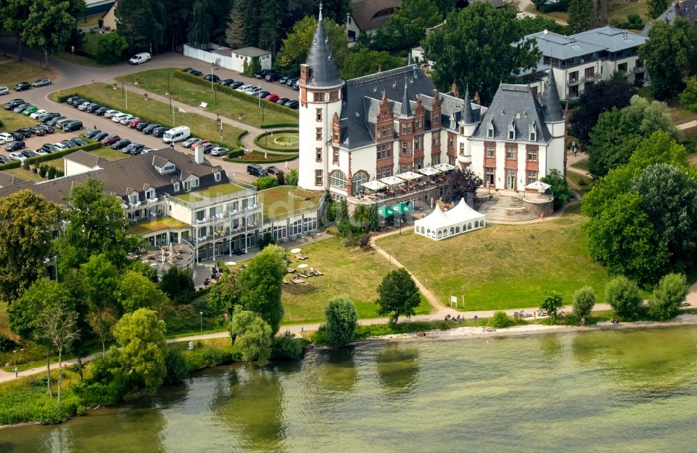 Luftaufnahme Klink - Gebäudekomplex der Hotelanlage Schloss Klink an der Müritz in Klink im Bundesland Mecklenburg-Vorpommern