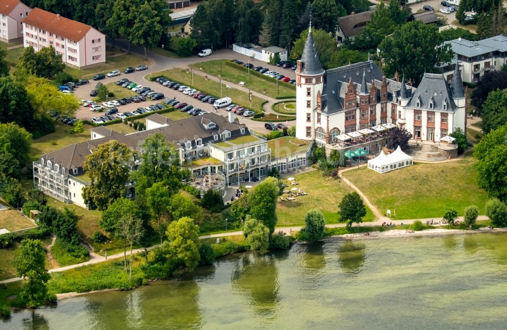 Klink von oben - Gebäudekomplex der Hotelanlage Schloss Klink an der Müritz in Klink im Bundesland Mecklenburg-Vorpommern