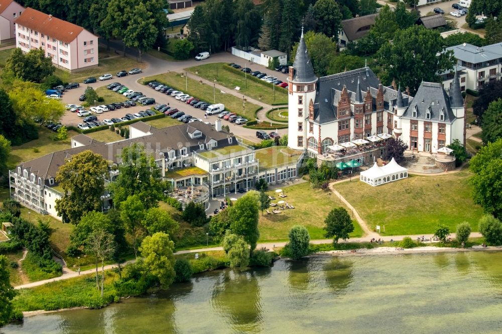 Klink aus der Vogelperspektive: Gebäudekomplex der Hotelanlage Schloss Klink an der Müritz in Klink im Bundesland Mecklenburg-Vorpommern