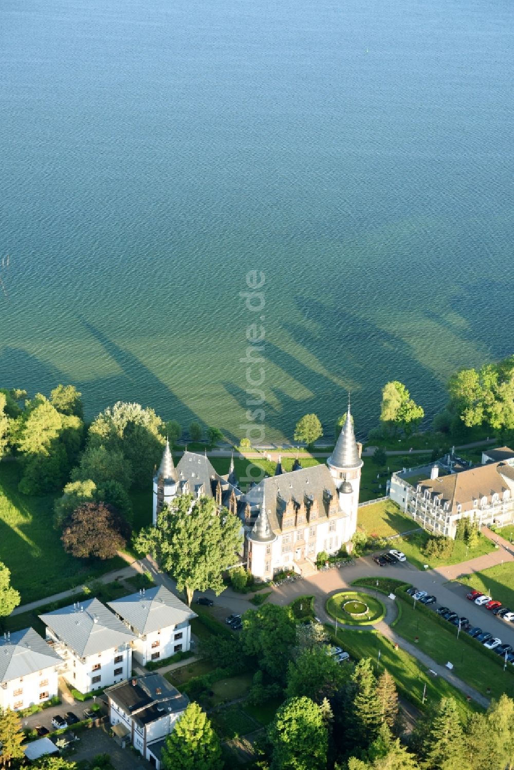 Klink aus der Vogelperspektive: Gebäudekomplex der Hotelanlage Schloss Klink an der Müritz in Klink im Bundesland Mecklenburg-Vorpommern