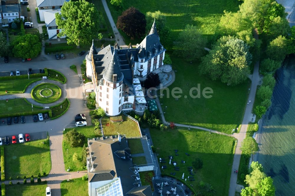 Luftaufnahme Klink - Gebäudekomplex der Hotelanlage Schloss Klink an der Müritz in Klink im Bundesland Mecklenburg-Vorpommern