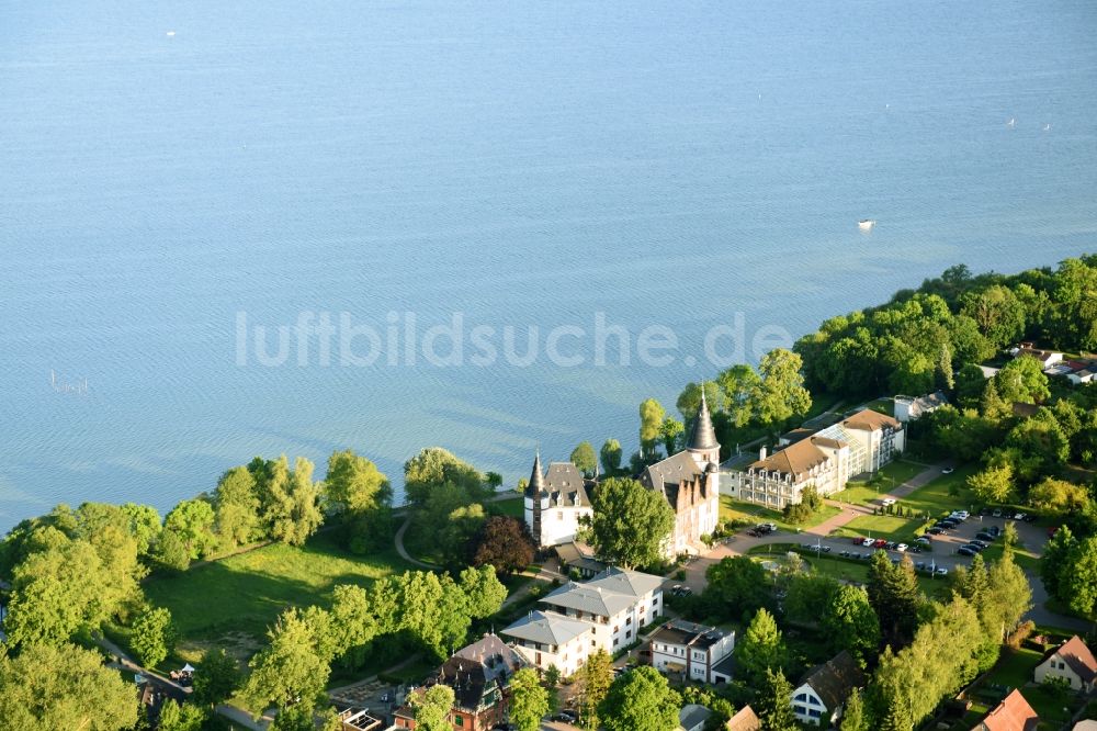 Klink von oben - Gebäudekomplex der Hotelanlage Schloss Klink an der Müritz in Klink im Bundesland Mecklenburg-Vorpommern