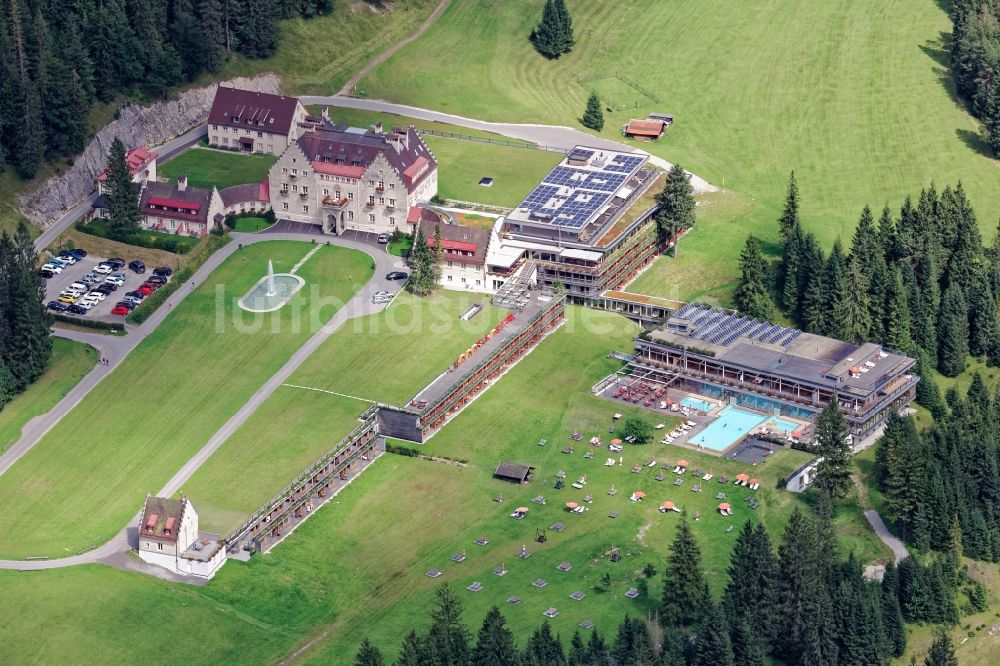 Krün aus der Vogelperspektive: Gebäudekomplex der Hotelanlage Schloss Kranzbach bei Klais im Landkreis Garmisch-Partenkirchen im Bundesland Bayern