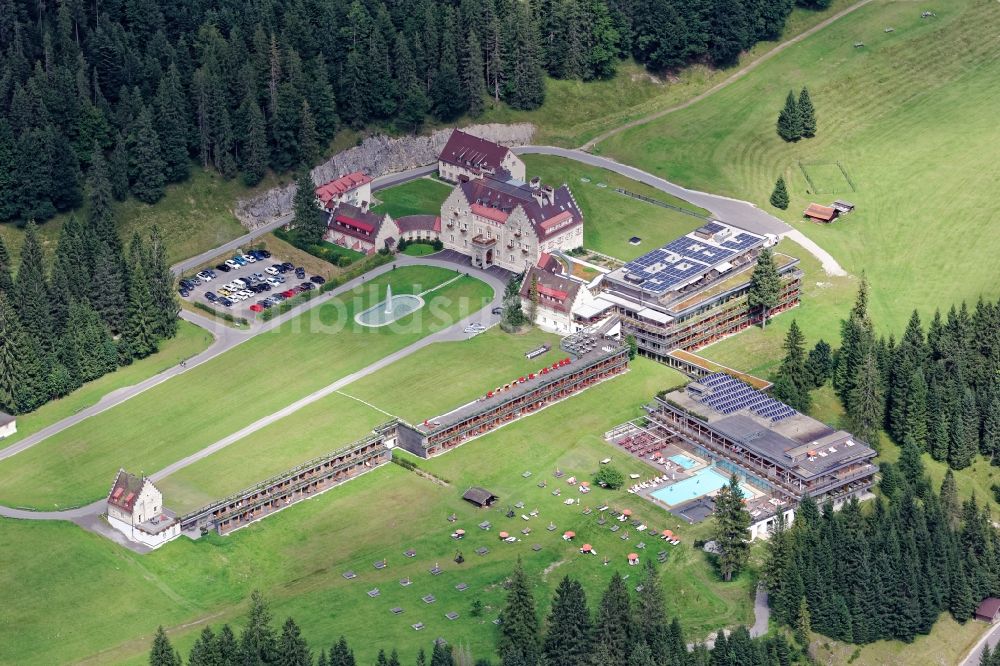 Luftaufnahme Krün - Gebäudekomplex der Hotelanlage Schloss Kranzbach bei Klais im Landkreis Garmisch-Partenkirchen im Bundesland Bayern