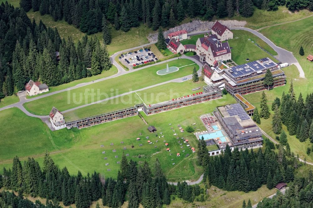 Krün von oben - Gebäudekomplex der Hotelanlage Schloss Kranzbach bei Klais im Landkreis Garmisch-Partenkirchen im Bundesland Bayern