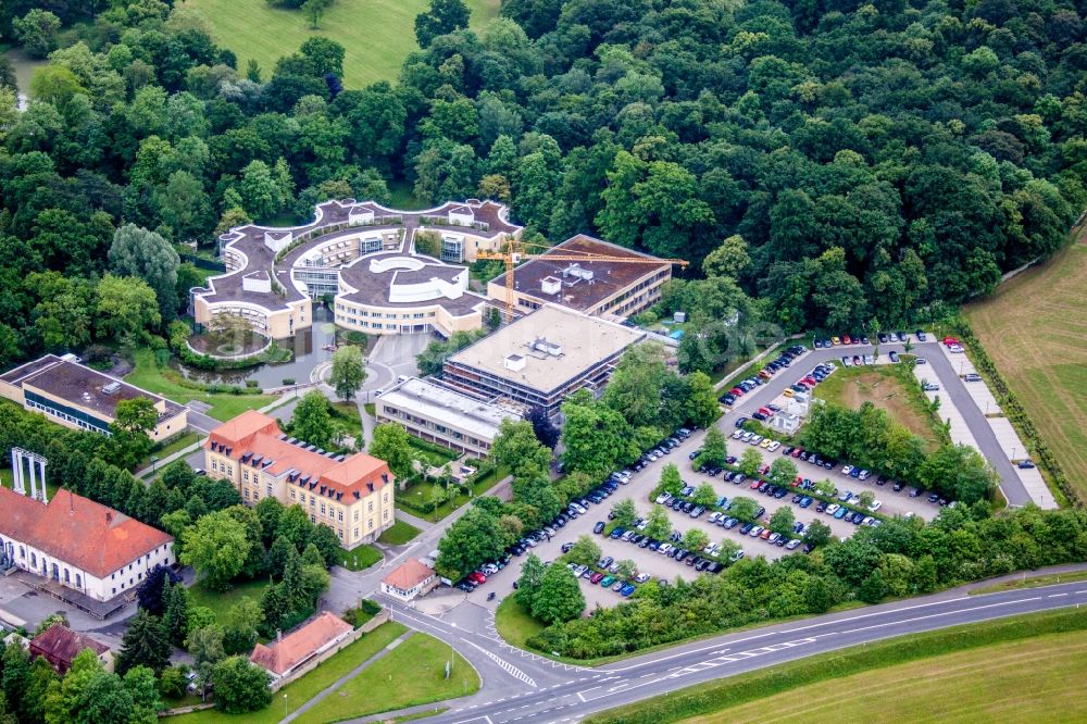 Werneck aus der Vogelperspektive: Gebäudekomplex der Hotelanlage am Schloss in Werneck im Bundesland Bayern, Deutschland