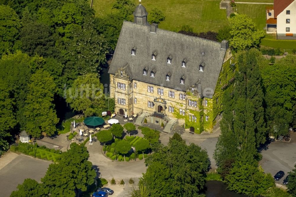 Erwitte von oben - Gebäudekomplex der Hotelanlage Schlosshotel Erwitte in Erwitte im Bundesland Nordrhein-Westfalen