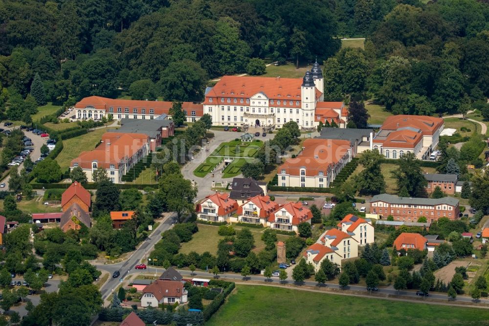 Göhren-Lebbin aus der Vogelperspektive: Gebäudekomplex der Hotelanlage Schlosshotel Fleesensee in Göhren-Lebbin im Bundesland Mecklenburg-Vorpommern