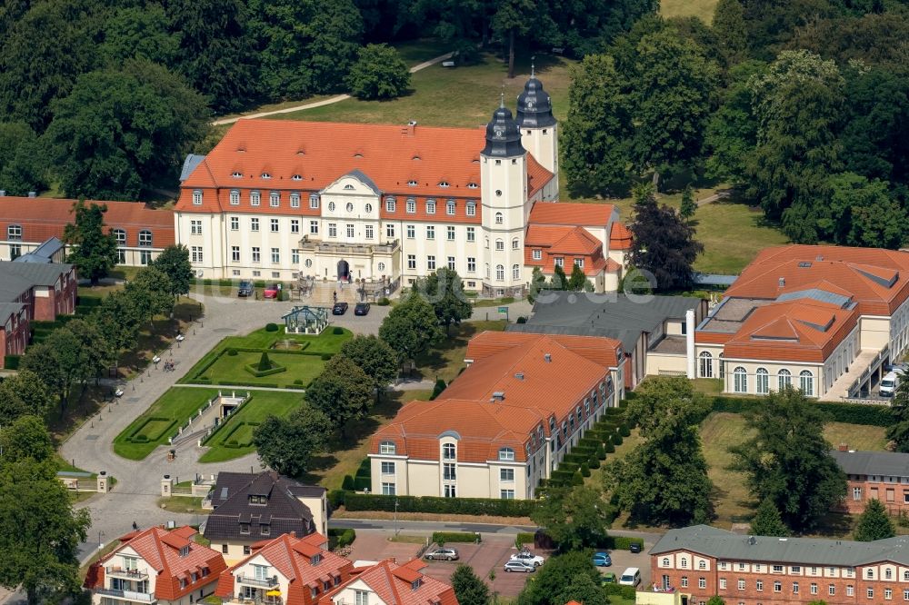 Luftbild Göhren-Lebbin - Gebäudekomplex der Hotelanlage Schlosshotel Fleesensee in Göhren-Lebbin im Bundesland Mecklenburg-Vorpommern