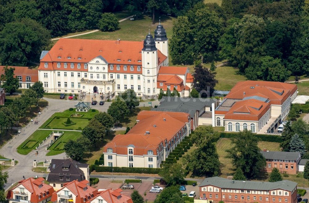 Luftaufnahme Göhren-Lebbin - Gebäudekomplex der Hotelanlage Schlosshotel Fleesensee in Göhren-Lebbin im Bundesland Mecklenburg-Vorpommern