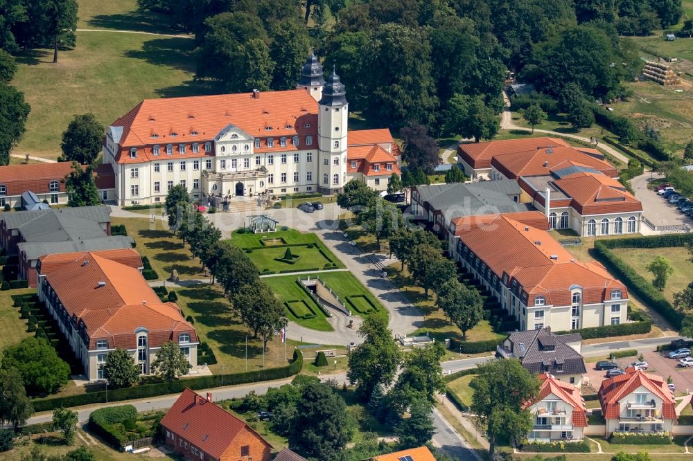 Göhren-Lebbin aus der Vogelperspektive: Gebäudekomplex der Hotelanlage Schlosshotel Fleesensee in Göhren-Lebbin im Bundesland Mecklenburg-Vorpommern