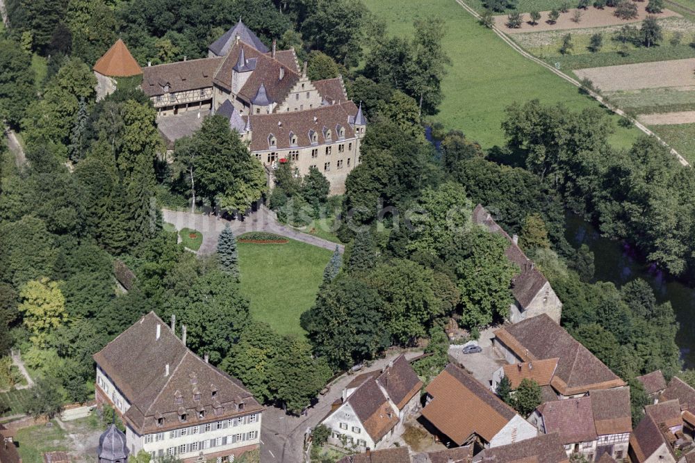 Luftaufnahme Jagsthausen - Gebäudekomplex der Hotelanlage Schlosshotel Götzenburg in Jagsthausen im Bundesland Baden-Württemberg, Deutschland