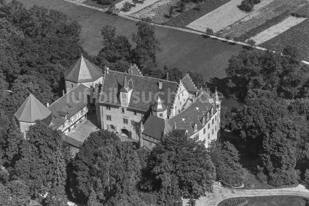 Jagsthausen von oben - Gebäudekomplex der Hotelanlage Schlosshotel Götzenburg in Jagsthausen im Bundesland Baden-Württemberg, Deutschland